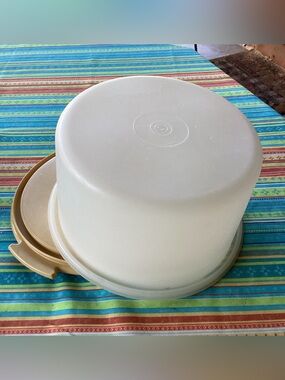 Tupperware Vintage Round Cake Taker - small size in Harvest Gold